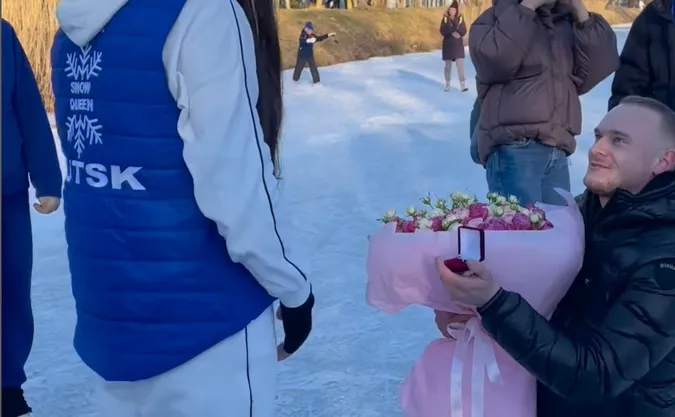 💞 На ковзанці у центрі Луцька хлопець зробив пропозицію коханій (відео)