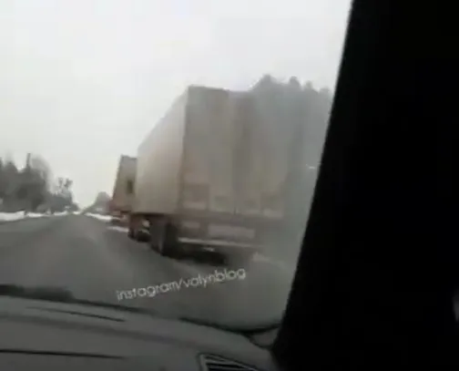 На трасі Турійськ-Ковель фурa злетіла в кювет (відео)
