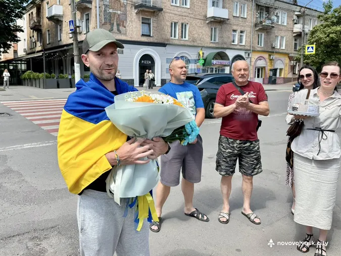 Сльози щастя та слова вдячності: у Нововолинську зустріли звільненого з полону Юрія Верхося (фото)