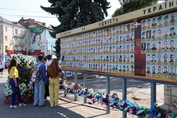У Луцьку на Театральному майдані оновили фотостенд пам'яті загиблих Героїв (фото)
