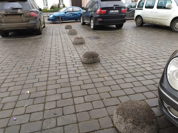 Позаду драмтеатру в Луцьку встановили обмежувачі (фотофакт)