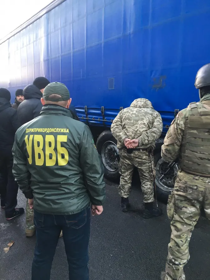 В «Ягодині» прикордонник за гроші «рішав» автомобільну чергу (фото, відео)