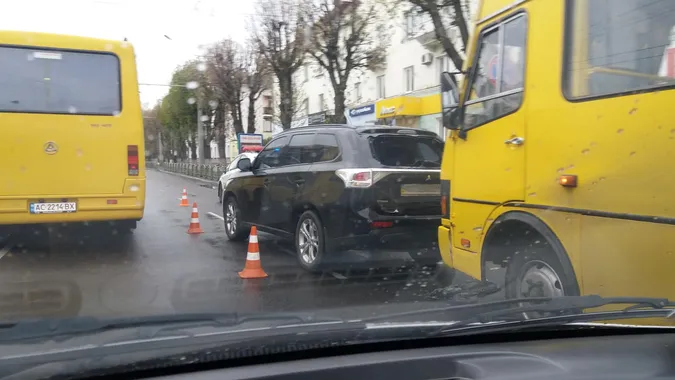 На проспекті Перемоги автопригода за участі маршрутки (фото)