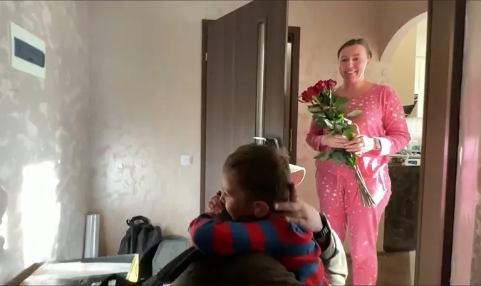 Відео, яке розчулює: волинський прикордонник повернувся з Донеччини і зробив сюрприз своїй сім'ї
