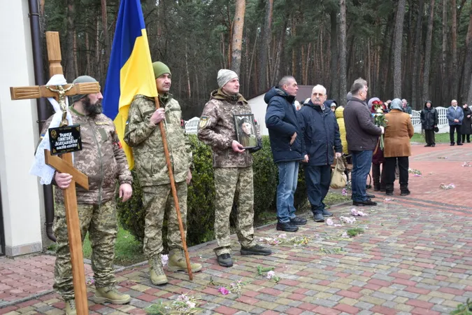 У Дачному поховали загиблого на війні Героя Олександра Філіпчука (фото)