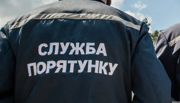 На Тернопільщині надзвичайники врятували 81-річну жінку, яка випала з балкону (відео)