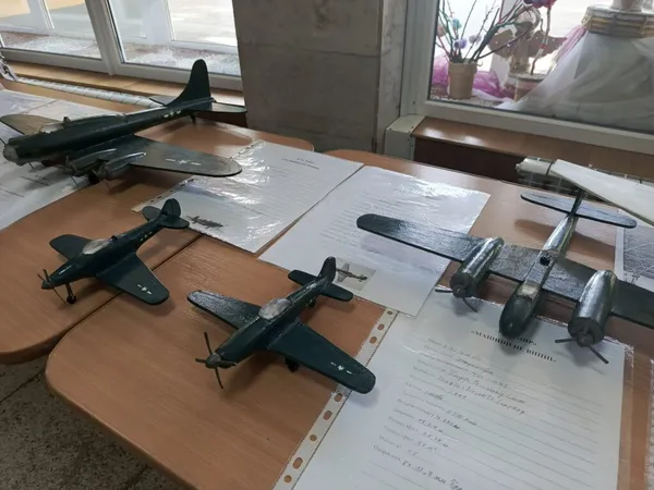У Луцьку четвертокласник на персональній виставці представив 20 моделей літаків (фото)