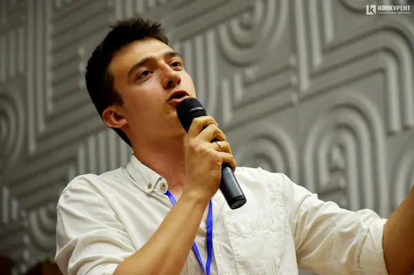 Хірунья, львівська гопота та стриптиз від мами: у Луцьку відбулася студентська «Ліга сміху» (фото)