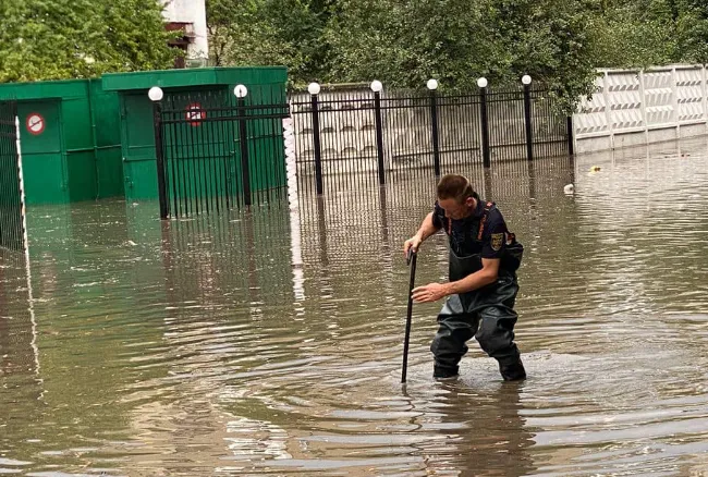 Води – до колін: у Луцьку затопило проспект Відродження (фото)