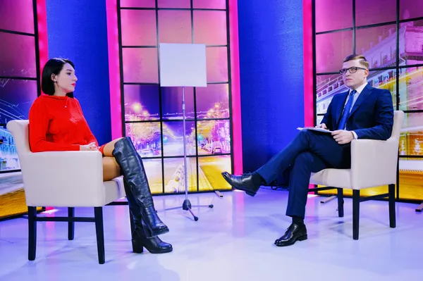 Ведучі Галина Падалко й Тарас Шкітер перед інтерв'ю з митрополитом Михаїлом