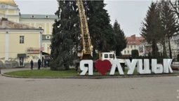 До 6 грудня будуть готові: у Луцьку почали прикрашати центральні ялинки