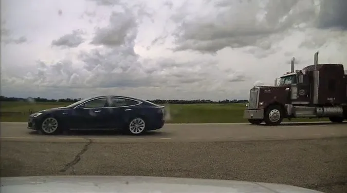 У Канаді Tesla на автопілоті втікала від поліції, поки водій та пасажир спали