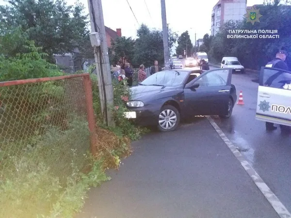 За нами їдуть поліцаї: у Луцьку дитина тікала від копів на машині (фото)