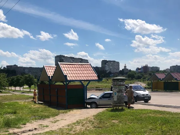 У Нововолинську «лада» в'їхала в зупинку (фото)