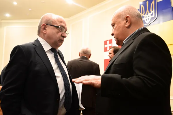 ...За два метри від них, Володимир Гунчик та Віталій Кварцяний...