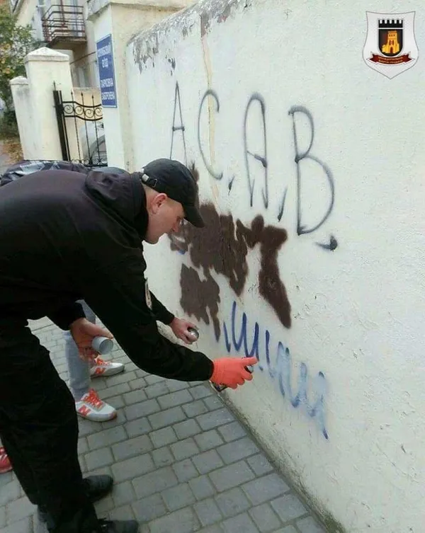 Лучан просять зафарбовувати рекламу наркотиків на стінах (фото)