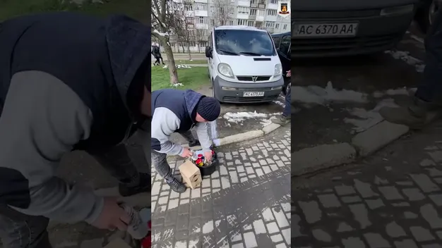 У Луцьку чоловік розмітив під парковку «вбитий» газон (відео)