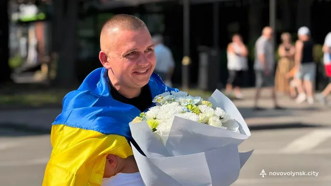 У Нововолинську зустріли звільненого з полону захисника «Азовсталі» Володимира Фаброго (фото)