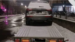 У Луцьку залишені на узбіччях авто заважають прибирати сніг (фото)