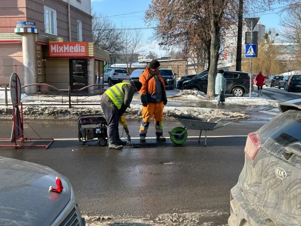 Аварійний ремонт: у Луцьку по всьому місту «латають» ями на дорогах (фото)