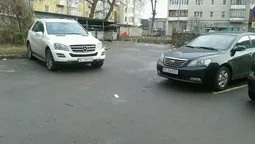 У Луцьку два "автоандони" загородили проїзд сміттєвозу (фото)