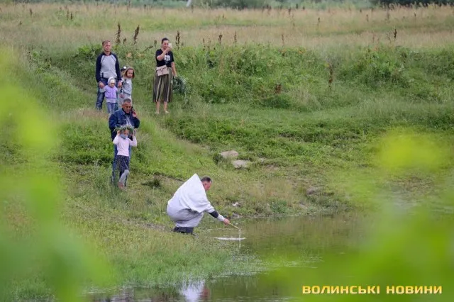 «Запалили потяг до чистоти»: як під Рованцями воду на Купала святили (ФОТО)