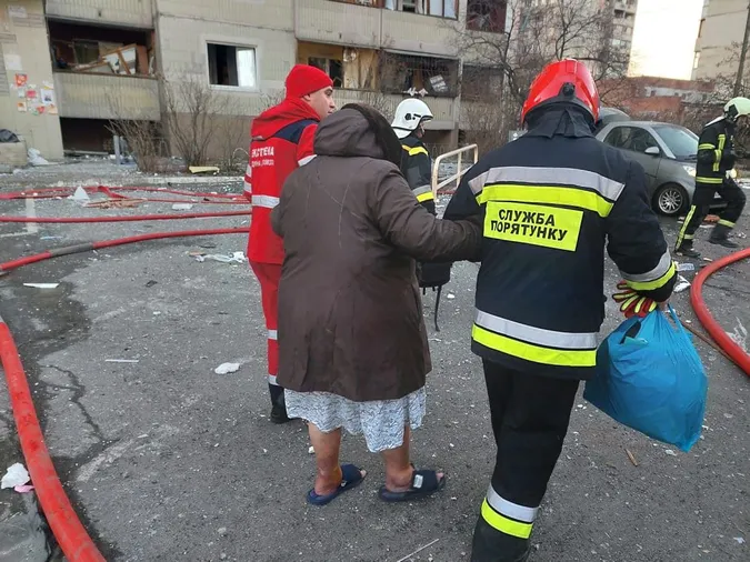 У Києві збита ракета впала на багатоповерхівку: загинула людина (фото, відео)
