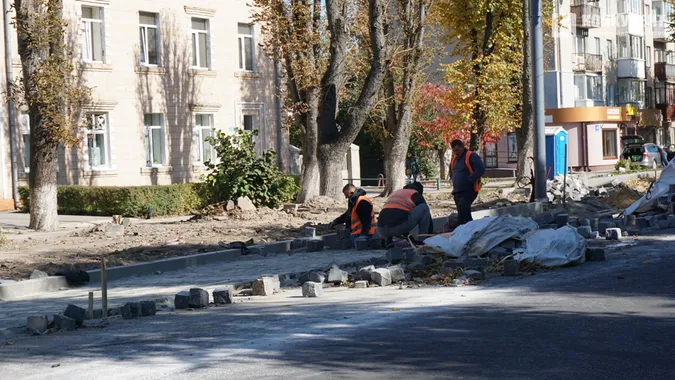 Хаос та вкладання бруківки: що коїться на проспекті Волі у Луцьку (фото)