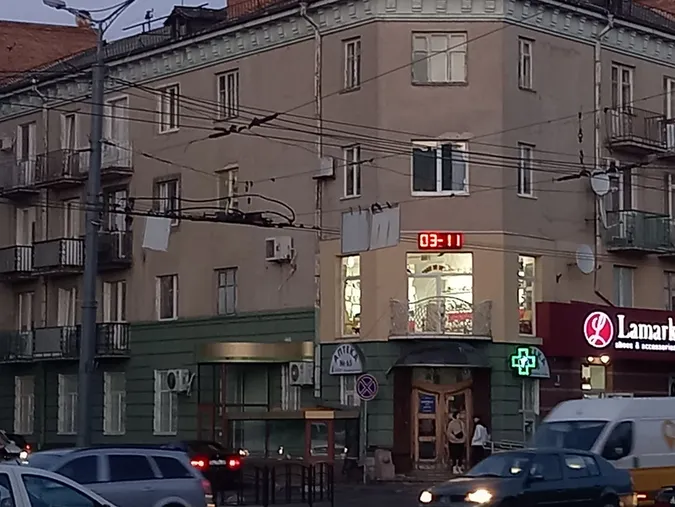Годинники у центрі Луцька показують «московське врємя» (фото)