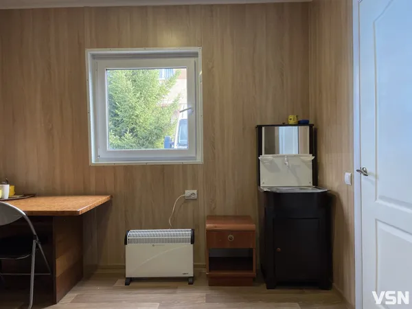 Крадуть і справляють природні потреби: в під'їзді луцької багатоповерхівки «оселилися» безхатьки (фото)