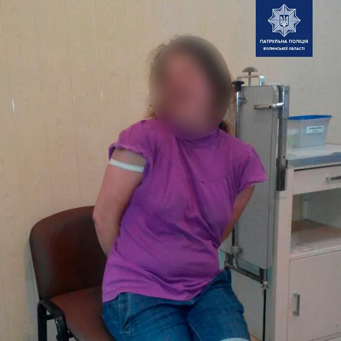 П'яну лучанку, яка «бухала» при дітях, забрали у відділок