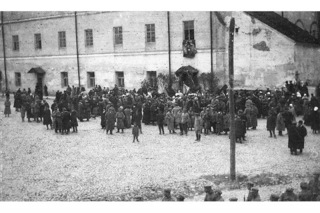 Розповіли, як Луцьк у 1922 році зустрічав Пілсудського (фото)