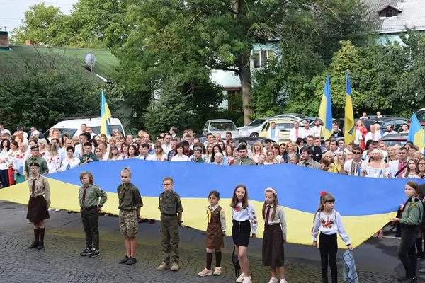 Facebook у синьо-жовтих стягах: волиняни вітають з Днем Державного Прапора (фото)