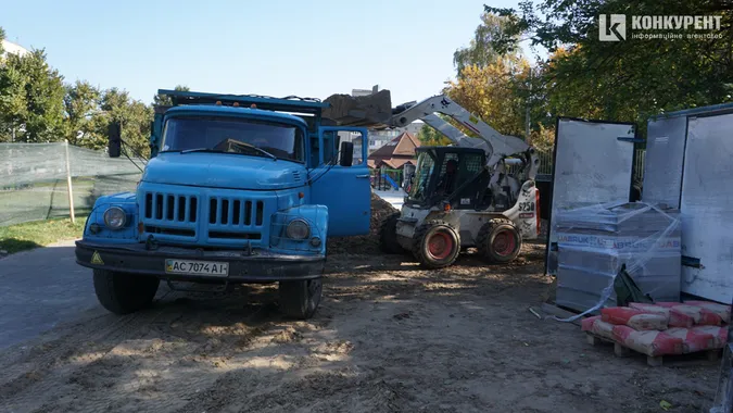 Штучне покриття та ліхтарі: у Луцьку завершують будівництво урбан-парку (фото)