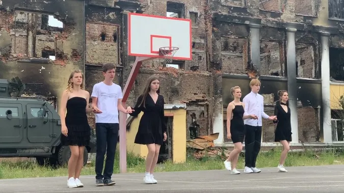 Вальс на руїнах: у Харкові школярі відзначили випускний (відео)