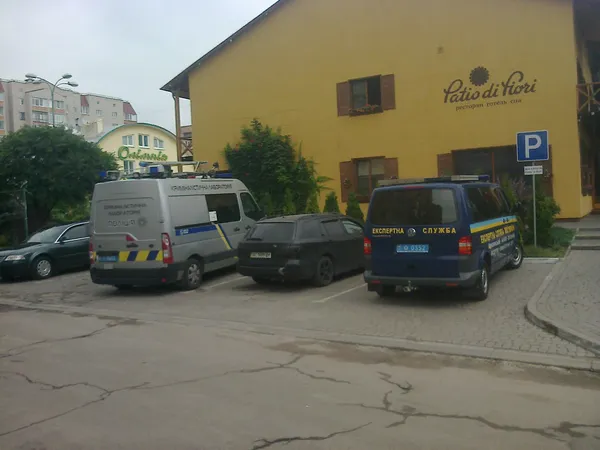 На місці працюють слідчі і криміналісти 