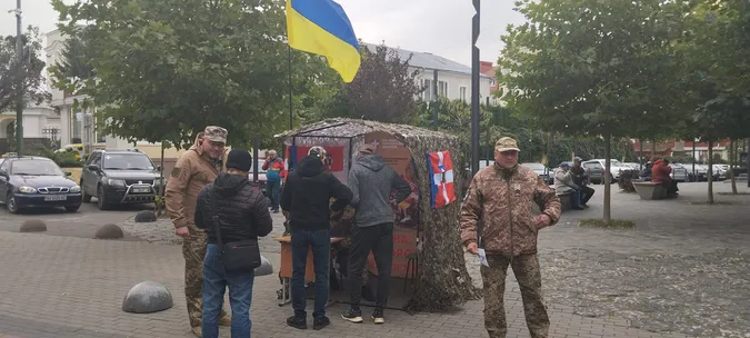 У центрі Луцька – намет з військовими: що вони там роблять (фото)