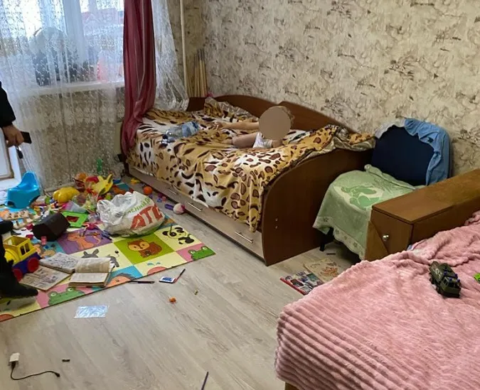 У Луцьку на Кравчука маленька дівчинка закрила маму на балконі (фото)