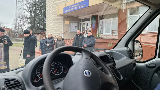 Наспівали на авто для ЗСУ – Підгайцівська громада відправила на фронт ще один бус (фото)