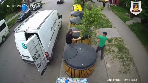 У Луцьку на камери відеоспостереження попалися «сміттєві зозулі» (відео)