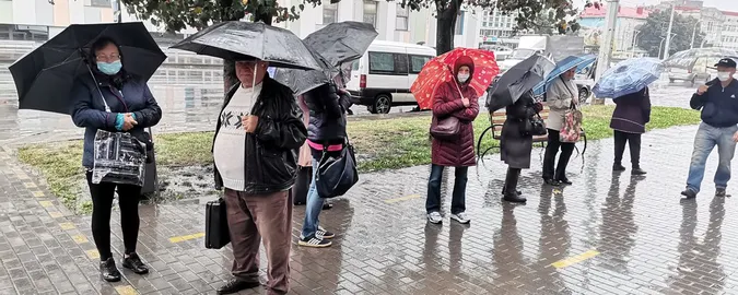 Під відділом Пенсійного фонду в Луцьку – черги (фото, відео)