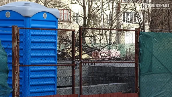 Частина фундаменту, який з'явився тут ще декілька років тому. Лютий 2025 року