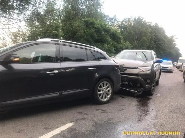 В районі Шацька утворився велетенський затор: сталася ДТП (ФОТО)