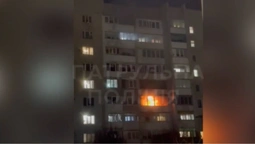 Луцькі патрульні витягли з палаючої квартири жінку (відео)