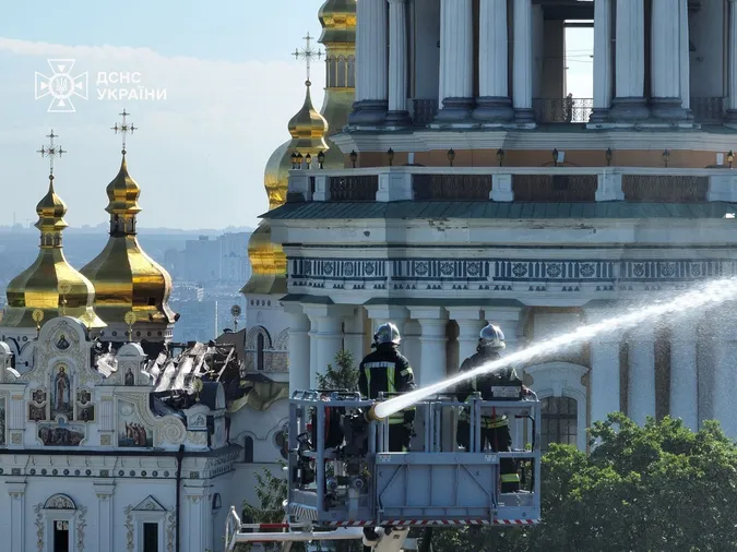 Києво-Печерську лавру зачинили для відвідувачів після удару РФ (фото, відео)