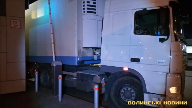 Проігнорувала застереження:  у Луцьку вантажівка притиснула до стіни жінку-пішохода