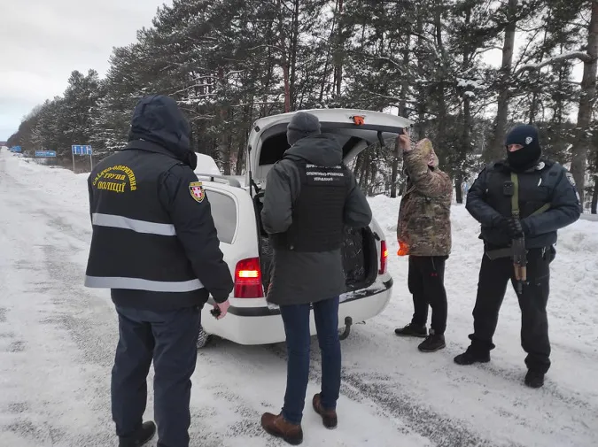Волинянин перевозив у багажнику 500 блоків сигарет без акцизних марок