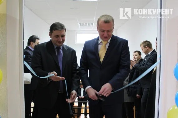 Голова правління ПАТ «Волиньгаз» Мирослав Коротя та начальник Управління Руслан Сахарчук перерізають стрічку на відкритті  оновленого приміщення для Управління з експлуатації Луцька і Луцького району (19 грудня 2014 рік)