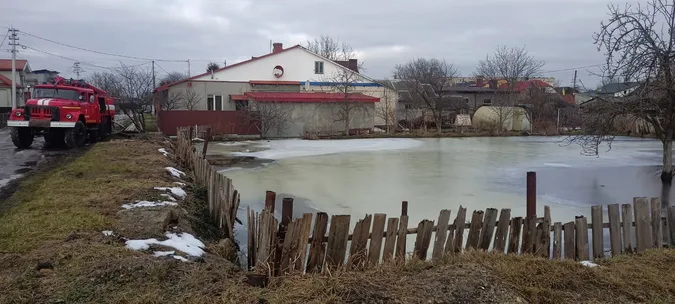 Затопило й заморозило: городи волинян перетворилися на ковзанки (фото)