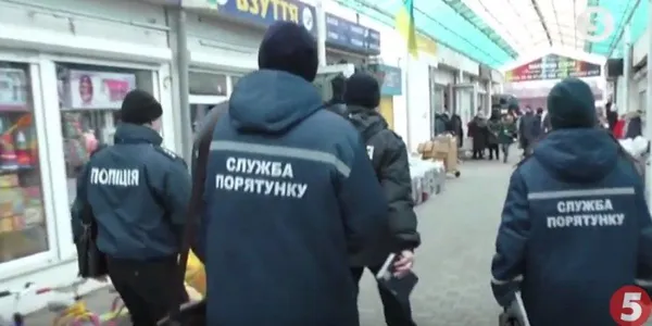 «Продають навіть дітям»: на луцькому ринку відловлювали нелегальних продавців піротехніки
